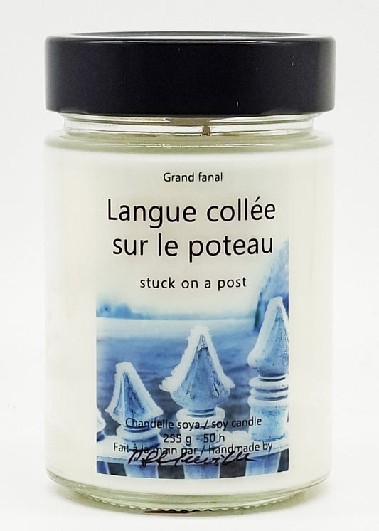 Langue collée sur le poteau