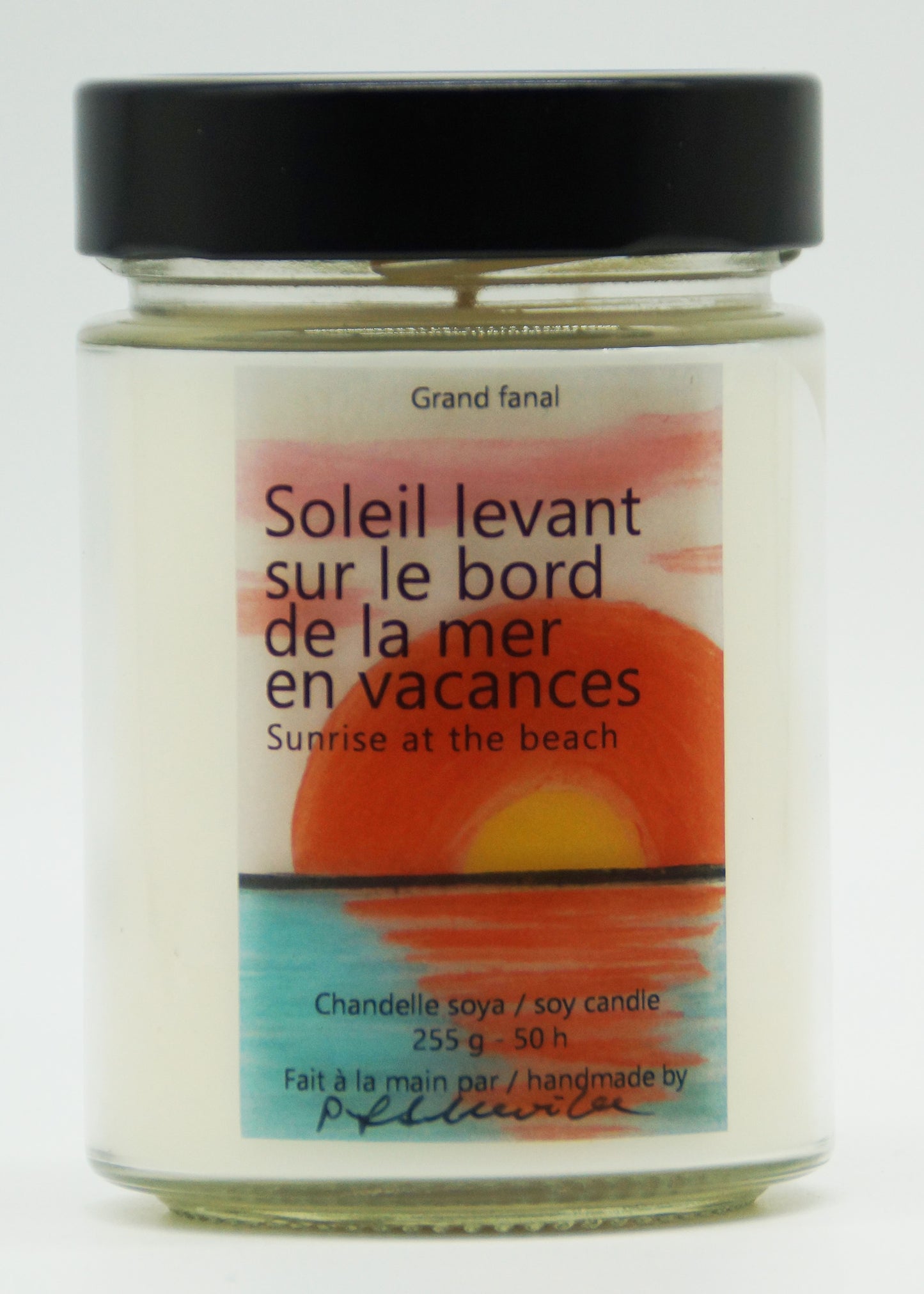 Soleil levant sur le bord de la mer en vacances